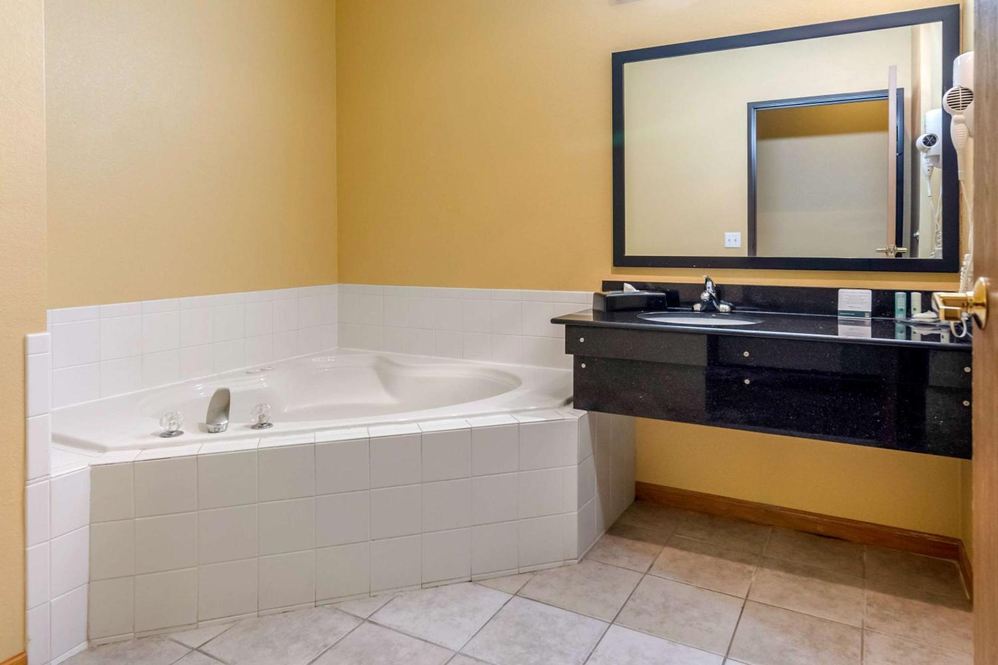 Quality Inn & Suites Lenexa Kansas City Dış mekan fotoğraf